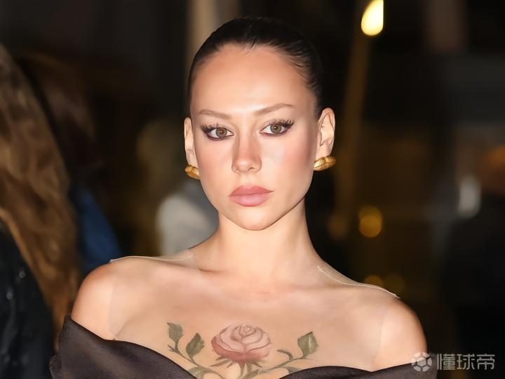 姆巴佩女友埃斯特的强硬声明:社交媒体上的虚假信息