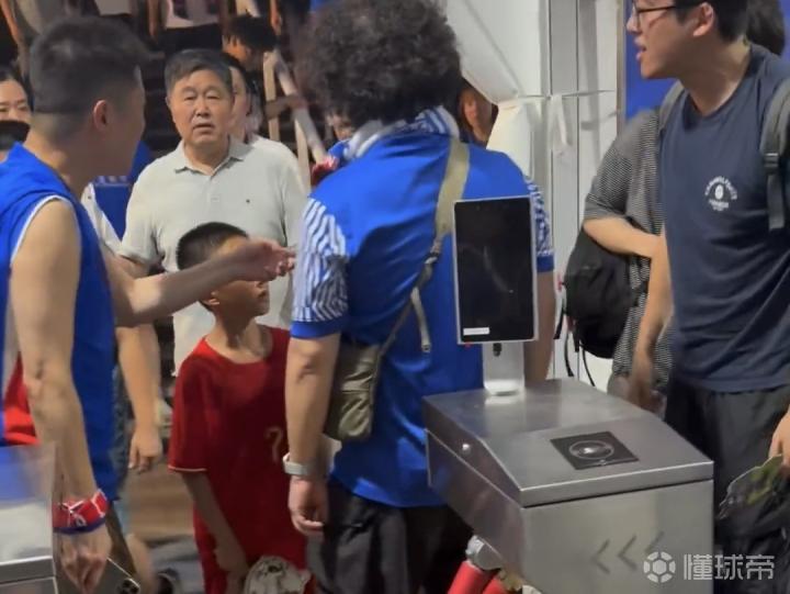 徐汇警方通报:三名男子辱骂身着非主场队服男童父亲,因寻衅滋事被行政拘留